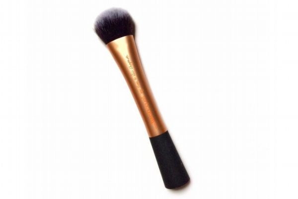 粉底刷和美妆蛋哪个好(粉底刷和美妆蛋哪个好)