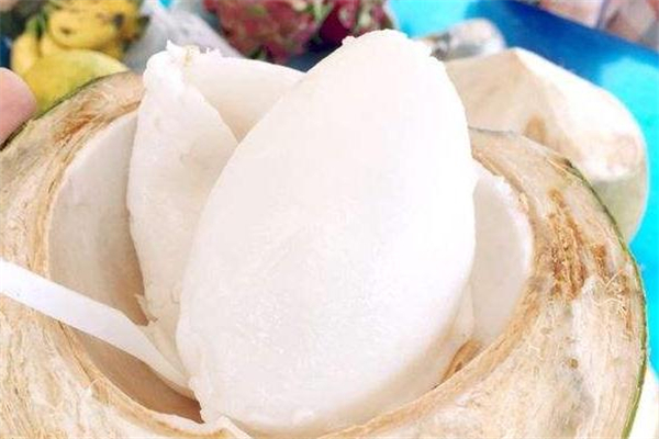 椰子肉变色是什么原因(椰肉变色是怎么回事)