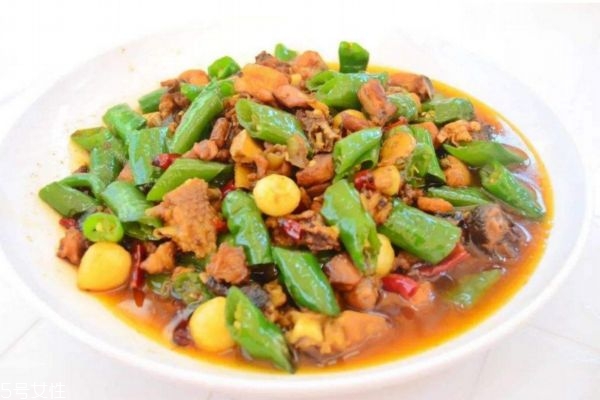 青椒童子鸡的食疗价值(青椒童子鸡的正确做法)