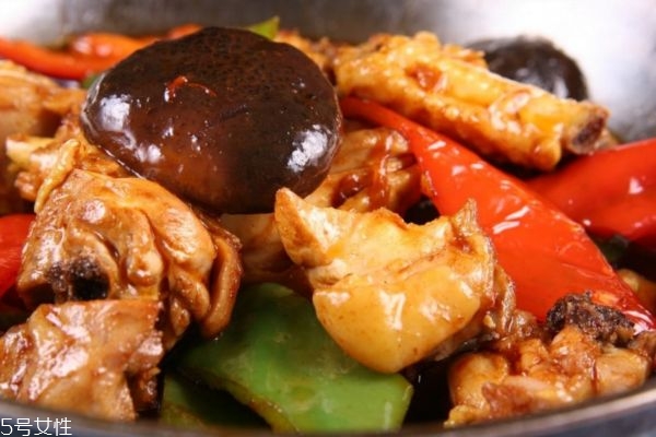 农家小鸡炖蘑菇做法(小鸡炖蘑菇家常做法) 农家小鸡炖蘑菇做法(小鸡炖蘑菇家常做法)