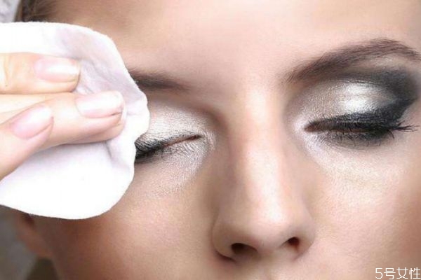 眼妆怎么卸干净(眼妆怎么卸干净没有卸妆液)