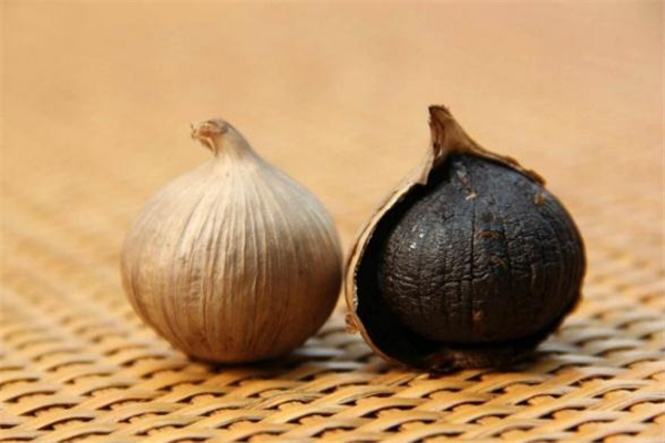 黑蒜是怎么制成的(黑蒜怎么做成的)