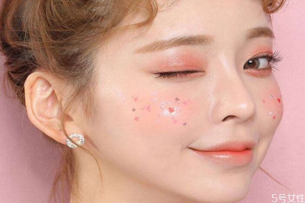 圣诞日常妆怎么画(圣诞节的妆怎么画)