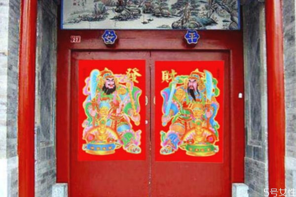 一扇门怎么贴门神和福字,一扇门怎么贴门神