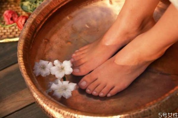 泡脚出汗是排湿气还是水分,脚出汗怎么治疗 泡脚出汗是排湿气还是水分,脚出汗怎么治疗