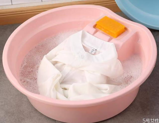 84漂白衣服变黄怎么回事,84漂黄了衣服能漂白吗