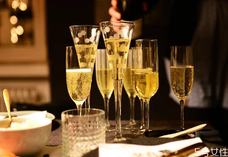 香槟打开后能保存多久,香槟喝不完可以保存多久