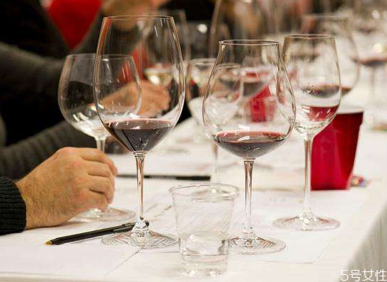 怎么挑选红酒杯,如何挑选红酒杯?挑选红酒杯的诀窍 怎么挑选红酒杯,如何挑选红酒杯?挑选红酒杯的诀窍