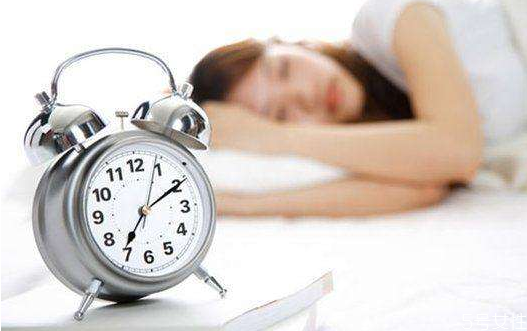 人在梦游时能不能叫醒?,人在梦游的时候为什么不能叫醒