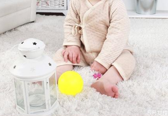 新生女宝宝下面有白色分泌物,新生女性婴儿下体有白色分泌物是怎么回事