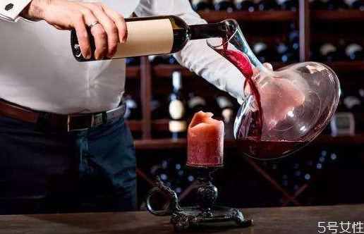 葡萄酒加生鸡蛋有什么作用,自制葡萄酒放蛋清的正确方法