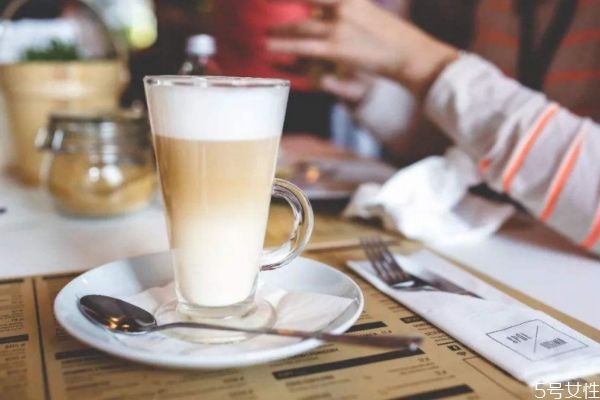 喝牛奶要注意些什么,喝什么牛奶最好最有营养