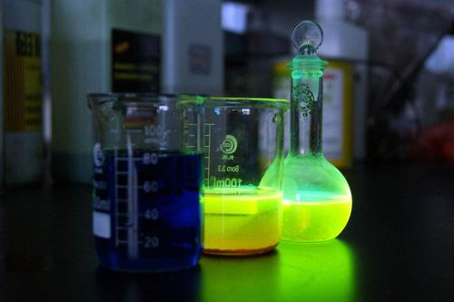 脸上有荧光剂的表现,脸上有荧光剂是什么原因造成的