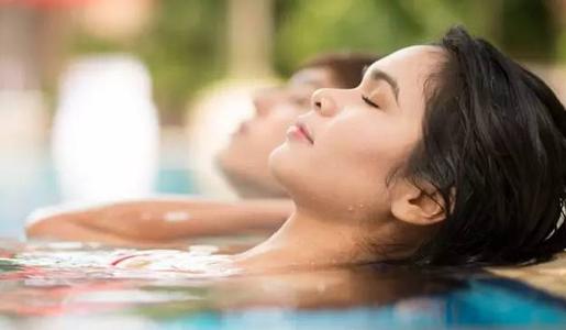 泡温泉可以戴隐形眼镜吗,泡温泉能带隐形眼镜不