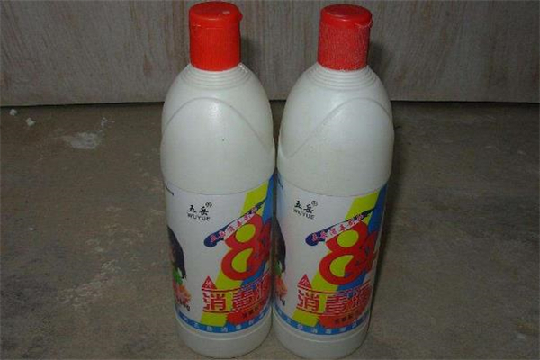 木地板可以用84消毒液拖吗,木地板能用84消毒液拖吗