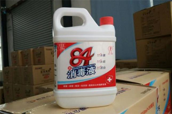 84消毒液能喷在衣服上吗,84消毒液可以喷在衣服上吗