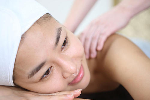 经期前可以按摩背部吗,来例假可以做背部按摩吗