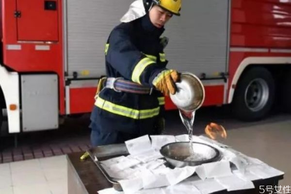 酒精失火应怎样灭火,酒精着火应该怎么灭