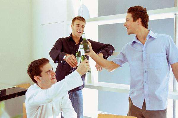 喝酒后吐是好还是不好,喝完酒吐是好还是不好