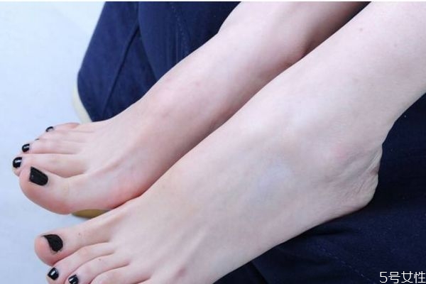 女孩子脚大的原因,为什么现在女孩普遍脚大