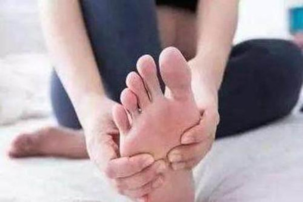 晚上睡觉时小腿抽筋是什么原因,睡着了小腿抽筋是什么原因