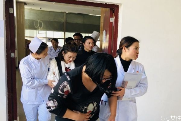 为什么会食物中毒呢?,为啥会食物中毒