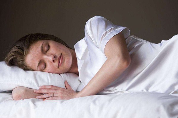 晚上空腹睡觉减肥吗,晚上空腹睡觉能减肥吗