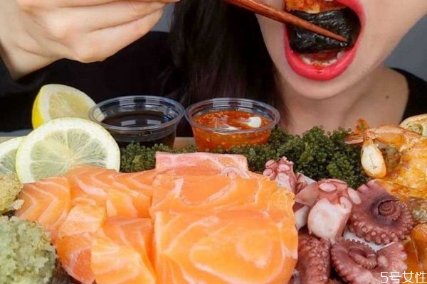 食物中毒有些什么症状,食物中毒是怎样引起的?有哪些症状? 食物中毒有些什么症状,食物中毒是怎样引起的?有哪些症状?