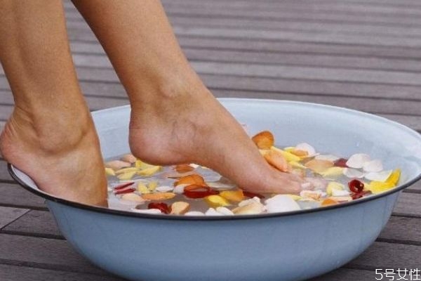 手脚冰凉是什么原因造成的呢?,手脚冰凉是啥原因