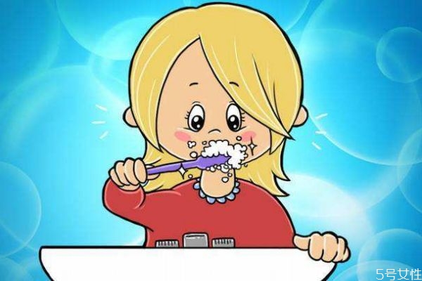 刷牙冷水碰到牙很痛是怎么回事,用冷水刷牙牙会酸为什么