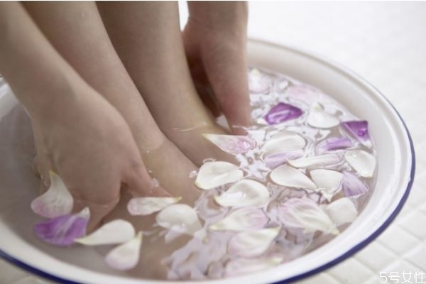 泡脚多长时间最好?,泡脚多长时间最好 晚上 热水