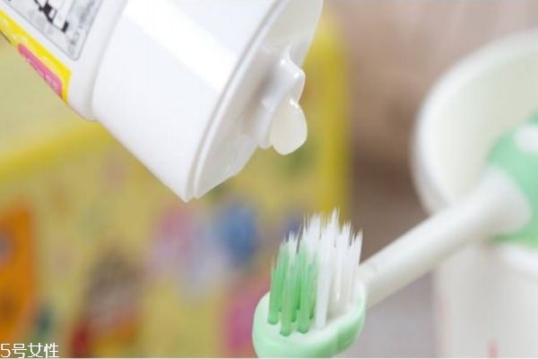 儿童牙刷牙膏怎么选,儿童刷牙用什么牙膏好