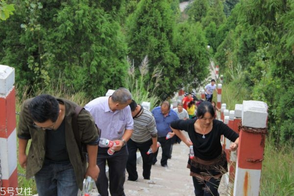 去爬山带什么食物比较好,爬山适合带什么吃的