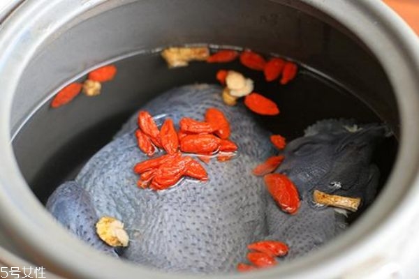 乌鸡汤早上还是晚上喝(乌鸡汤早上还是晚上喝)