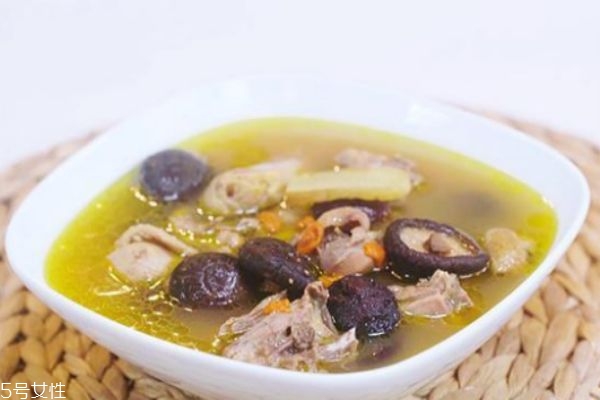 不宜喝鸡汤的人(什么人不宜喝鸡汤)