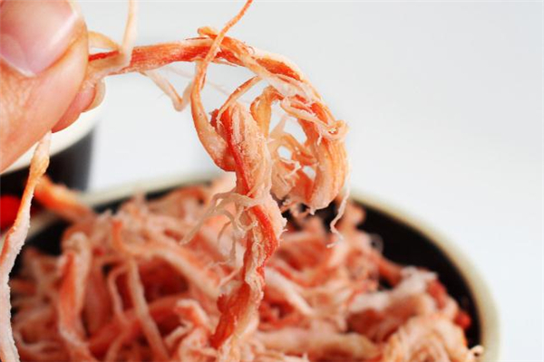 鱿鱼丝老人一天吃多少合适(鱿鱼干老年人可以吃吗)