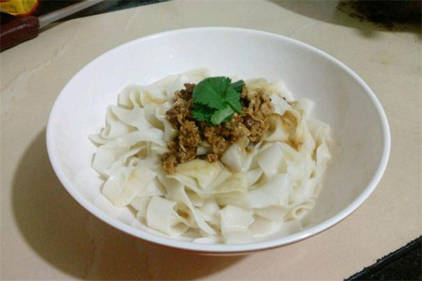 手擀面的做法(手擀面的做法和面技巧)