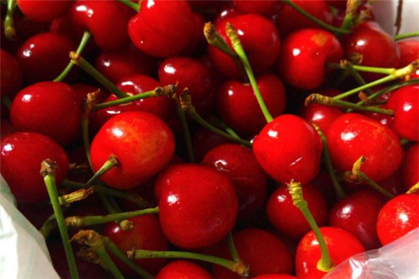 怎么避免吃樱桃大便变黑(吃樱桃大便会变黑色吗)