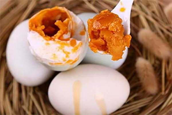 咸鸭蛋可以放多久(十斤鸭蛋要放多少盐腌)