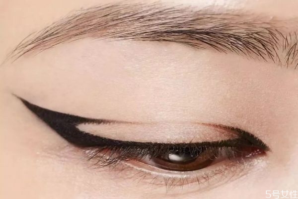 小恶魔创意眼妆怎么画(恶魔眼睛怎么画好看)