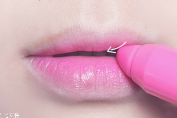初学者怎么涂口红(初学者涂口红的正确步骤) 初学者怎么涂口红(初学者涂口红的正确步骤)