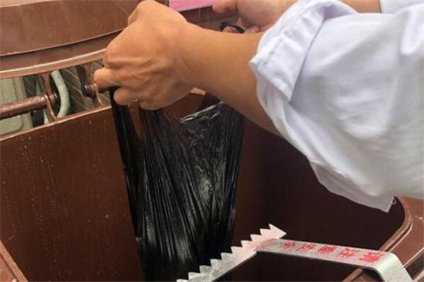 湿垃圾用什么装可以一起扔,装湿垃圾的袋子可以一起扔吗