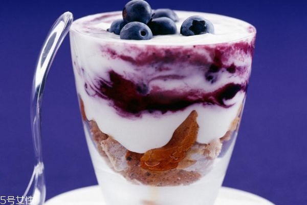 早上空腹喝酸奶会怎么样,什么时候喝酸奶最好而且还能减肥