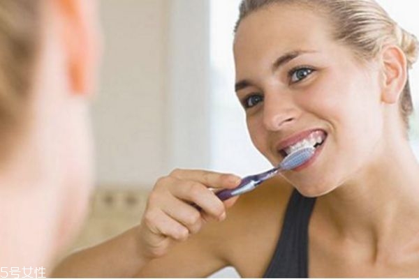 漱口水是刷牙前用还是刷牙后用?,漱口水是刷牙前用还是刷牙后用视频