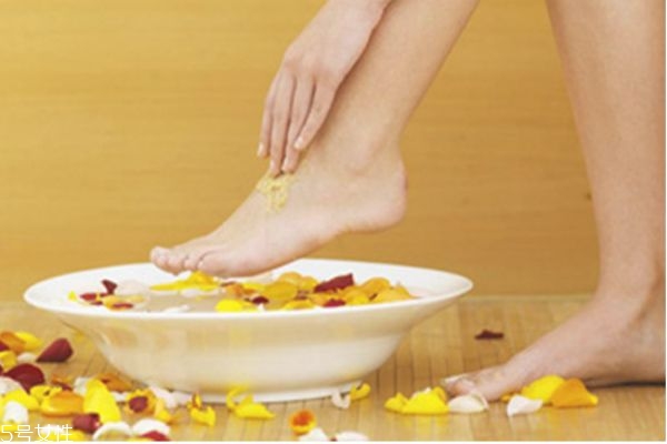 晚上泡脚最佳时间和时长,每天晚上什么时候泡脚最好