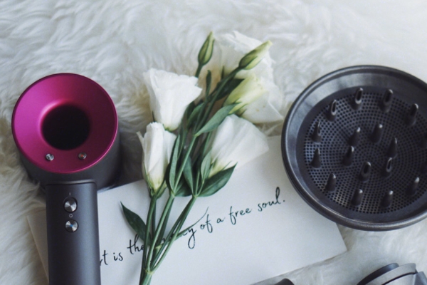 戴森吹风机的正确使用方法,吹风机的正确使用方法图片