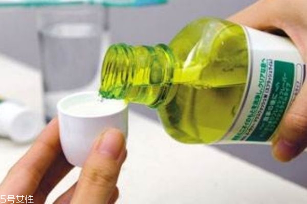 漱口水选有酒精还是无酒精,无酒精的漱口水