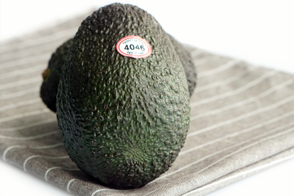 牛油果熟了什么颜色,熟透的牛油果里面是什么颜色