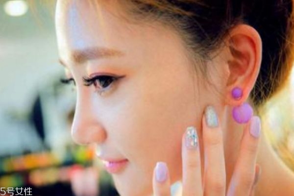 打完耳洞要注意什么多久要转耳钉,打完耳洞要注意什么饮食