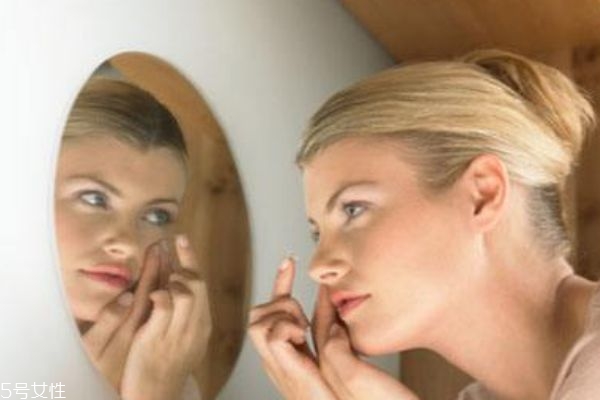 佩戴隐形眼镜注意事项,佩戴隐形的方法及注意事项 佩戴隐形眼镜注意事项,佩戴隐形的方法及注意事项